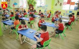 Cận cảnh bữa ăn bán trú của học sinh trong ngày đầu đi học